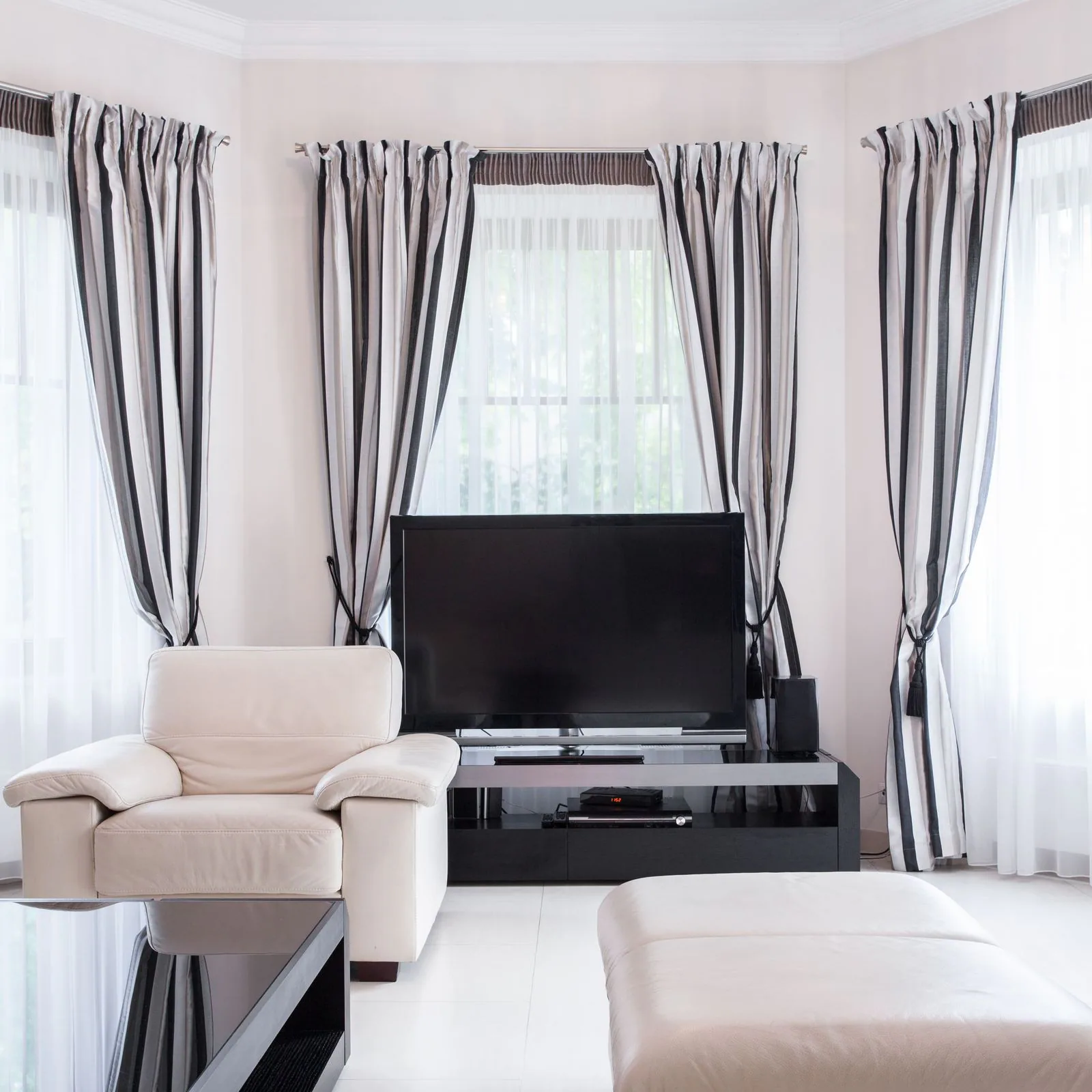 Living room with coordinated curtains and furnishings